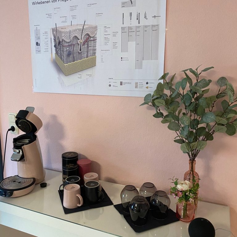REVIDERM Produktregal im Kosmetikstudio JM Cosmetics Steinsfeld